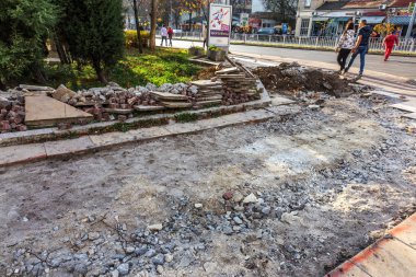 Varna, Bulgaristan - 23 Kasım 2015: Şehir Parkı kaldırım tamir işçileri. Eski kaldırım yerine tabaka, Bisiklet yolları inşaatı. Toplumsal kentsel hizmetler geliştirme çalışması