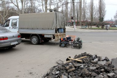 Odessa - 3 Nisan: işçi tamir yol asfalt yol yok kış frosts sonra kentsel planlama onarım programı kapsamında oluşan bir ekip. 3 Nisan 2014 Odessa, Ukrayna