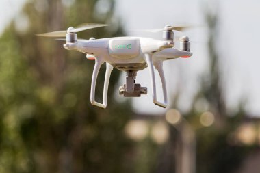 Odessa, Ukrayna - 6 Ağustos 2017: İnsansız bir dört çekirdekli helikopter yüksek çözünürlüklü dijital kamera ile insanların büyük kalabalığın büyük olay kaldırır. Dronun hava operasyonunda arka plan bulanık