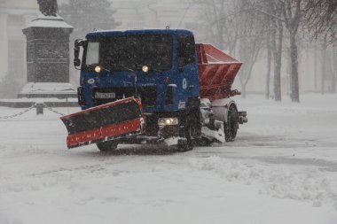Odessa, Ukrayna-Ocak 16, 2018: Güçlü kar yağışı, Siklon kışın şehir sokaklarda. Arabalar karla kaplıdır. Kaygan yol. Kışın kötü hava: şiddetli kar yağışı ve kar fırtınası. Yayalar kar üzerinde gitmek
