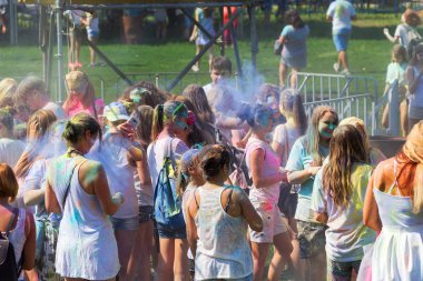 Odessa, Ukrayna - 5 Ağustos 2017: Gençler, bayanlar baylar bayram tatil sırasında renkli toz içine atma iyi eğlenceler. Festivali renkli boya. renkler aşk festival. Renk fest