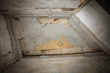 Terk edilmiş bir harabe binada bir antik 18. yy binası mistik iç, kalıntıları. Eski duvarlar, çöp ve çamur ile koridor mahvetti. Kalıp, alçı dekorasyon, kısma yok