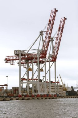 Odessa, Ukrayna - 2017 yaklaşık: Endüstriyel konteyner kargo kargo gemisi ile bir çalışma vinç. Dock kargo konteyner gemisi. Teslimat kapları. Lojistik ithalat ihracat ve ulaşım sanayi