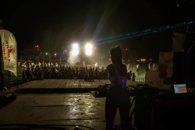 Odessa, Ukrayna - 5 Ağustos 2017: gösteri ışıklar. Lazer gösterisi. Gece kulübünde dj partileri müzik, ses parlak ışık ile dans kullanın. Club gece ışık dj parti kulübü. Duman ve ışıklar ile araba