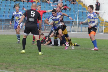 Odessa, Ukrayna - 29 Eylül 2018: Final Oyunları Şampiyonası Ukrayna'nın en güçlü takımları Rugby-7. Rugby topu alan üzerinde. Rugby topu için ağır mücadele sahip. Takım sporcular oyuncular sahada