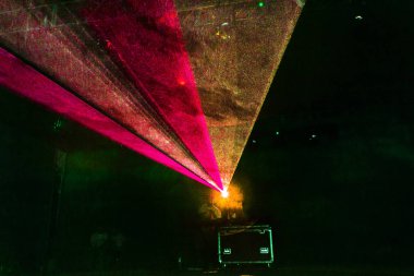 Işık gösterisini. Lazer gösterisi. Gece kulübü dj parti insanlar ses renkli ışık ile dans müziğinin keyfini çıkarın. Club gece ışık dj parti kulübü. Duman makine ve ışıklar. Parlak performansı lazer ışık gösterisi