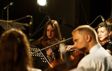 Odessa, Ukrayna - 19 Temmuz 2018: sahne alanı'nda Senfoni Orkestrası. Müzikal gösteri sahne tiyatro. Müzisyenler Senfoni Orkestrası, müzik aletleri. Caz Orkestrası sahne alanı'nda. Seçici odak
