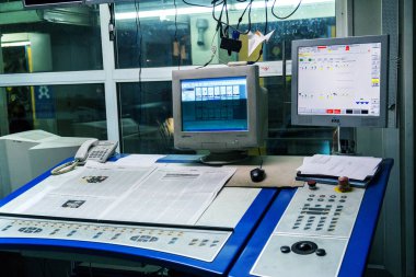 İşlem yazdırma dolaşım haber gazetesinin çalışma. İşlemde çalışan gazete ile konveyör bant. Basılı ürünler yazdırırken modern baskı donanımları çalışmalarını