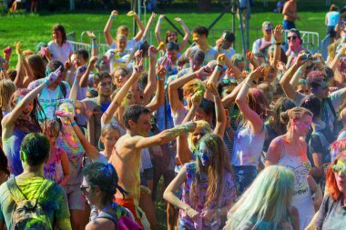 Odessa, Ukrayna - 5 Ağustos 2017: Gençler, bayanlar baylar bayram tatil sırasında renkli toz içine atma iyi eğlenceler. Festivali renkli boya. renkler aşk festival. Renk fest