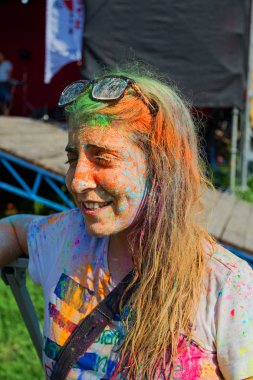 Odessa, Ukrayna - 5 Ağustos 2017: Gençler, bayanlar baylar bayram tatil sırasında renkli toz içine atma iyi eğlenceler. Festivali renkli boya. renkler aşk festival. Renk fest