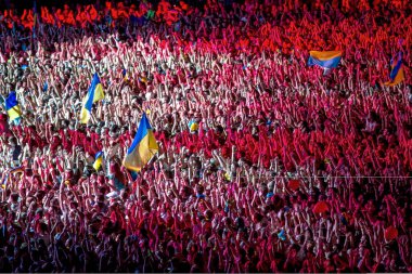 Odessa, Ukrayna - 28 Haziran 2014: Ukrayna grubunun Okean Elzy yaratıcı ışık ve müzik gösterisi sırasında bir konserde stadyumda eğlenmek insanların büyük bir kalabalık. Kulüp partisinde neşeli parlak gösteri