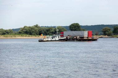 Tuna Nehri geçip küçük özel nehri feribot kargo uzun arabaya taşımak. Bir Nehri güverte kargo ve yolcu arabalarla feribot ve yolcu güvertede dar yerde Tuna haçlar. 2017 - Romanya