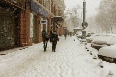 Odessa, Ukrayna-Ocak 16, 2018: Güçlü kar yağışı, Siklon kışın şehir sokaklarda. Arabalar karla kaplıdır. Kaygan yol. Kışın kötü hava: şiddetli kar yağışı ve kar fırtınası. Yayalar kar üzerinde gitmek