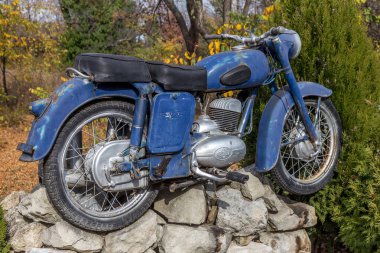 Varna, Bulgaristan 19 Kasım 2015: Benzersiz Retro Motosiklet Fuarı Bulgar koleksiyoncular. Eski bisikleti geçen yüzyılın ortasında çok popüler oldu. Dini efsanevi hikayeler