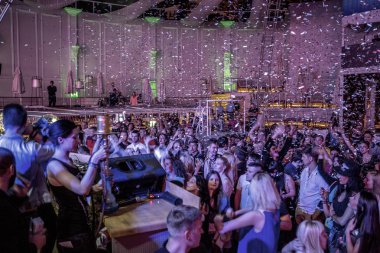 Odessa, Ukrayna - 31 Mayıs 2014: Kalabalık insan yaratıcı ışık ve müzik gösterisi sırasında bir konserde bir gece kulübünde eğleniyor. Kulüp partisi büyük şeker duş neşeli gençler.