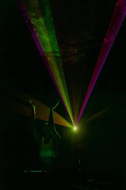 Odessa, Ukrayna - 5 Ağustos 2017: gösteri ışıklar. Lazer gösterisi. Gece kulübünde dj partileri müzik, ses parlak ışık ile dans kullanın. Club gece ışık dj parti kulübü. Duman ve ışıklar ile araba