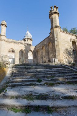 Bir eski açık açık taş merdiven. Taş, çimento eski merdiven ayrışma ve imha ile adımları. Adımları kırık vintage taş merdiven, antik. Seçici focu