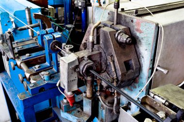 elektrik kablo üretim eski fabrika içinde. eskimiş teknoloji 20 yüzyıl.