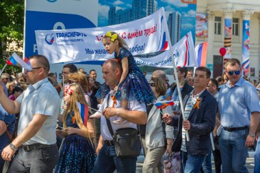Novorossiysk, Rusya - 1 Mayıs 2018: Mayıs günü gösteri. Barış! İş! Mayıs! İnsanlar ile tatil geçit töreni sırasında Bayrak İşçi Bayramı kutlamak. 1 Mayıs tüm çalışan insanlar günüdür. Koloni içinde yürüyen insanlar