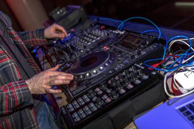 Odessa - 7 Nisan: Gece kulübü. DZH karıştırıcı müzik karışımları ile güçlü ışık ve renk efektleri lazer ışık gösterisi yeni tatil sezonu, 7 Nisan 2014, Odessa, Ukrayna