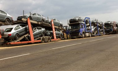 Odessa, Ukrayna 1 Eylül 2017: Araba taşıyıcıları arabaya taşımak. Özel kamyonlar arabayla taşımacılığı. Çok katmanlı ulaşım araçları için özel römork. Arabalar römork taşıma