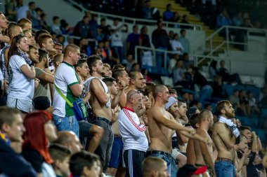 Odessa, Ukrayna - 15 Eylül 2016: Aktif futbol tribün taraftarlara