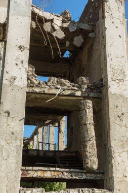 Terk edilmiş bombalama ve yıkılan bina bombardımanı patlama nedeniyle yok. Kabukları, madde işaretleri ve parçalanmak bir savaş kasıp kavuran Bina duvarlarında delikler. Eski yıkık ev
