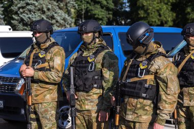 Odessa, Ukrayna - 1 Ağustos 2018: özel kuvvetler Ukraynalı polis özel silahlar ile tam savaş formunda saflarında. Urkainain özel kuvvetler çevik mukabele polis, Anti-terör asker