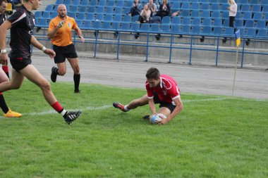 Odessa, Ukrayna - 29 Eylül 2018: Final Oyunları Şampiyonası Ukrayna'nın en güçlü takımları Rugby-7. Rugby topu alan üzerinde. Rugby topu için ağır mücadele sahip. Takım sporcular oyuncular sahada