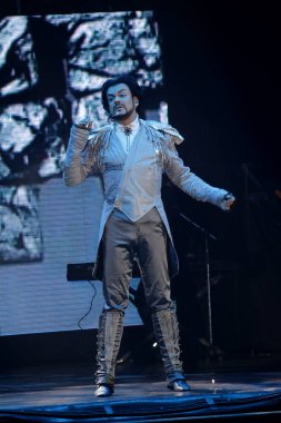 Odessa, Ukrayna, 17 Nisan 2012: Pop konser ikonik Rus şarkıcı Philip Kirkorov Odessa'daki. Ful ile parlak renkli ışık ve tiyatro gösterisi.