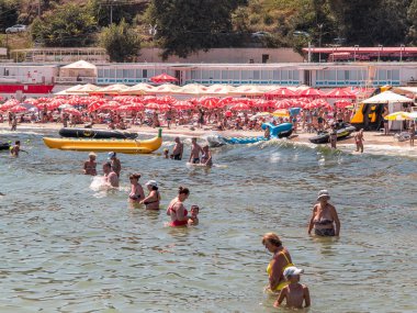 Odessa, Ukrayna - 10 Ağustos 2013: Turist güneşlenmek, yüzmek ve eğleniyor plajda dinlenebilir. Turizm Avrupa'nın en önemli yerlerinden biridir. Sıcak yaz. İyi tatil sezonu. Birçok turist