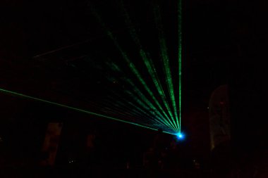 Odessa, Ukrayna - 5 Ağustos 2017: gösteri ışıklar. Lazer gösterisi. Gece kulübünde dj partileri müzik, ses parlak ışık ile dans kullanın. Club gece ışık dj parti kulübü. Duman ve ışıklar ile araba