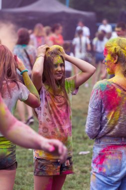 KRASNODAR, RUSSIA - May11,2018: Renkler Festivali, geleneksel Hint Holi festivali. Gençler Holi bayramında renkli pudra atarken eğleniyorlar. Renkli boya festivali. Renk Festivali