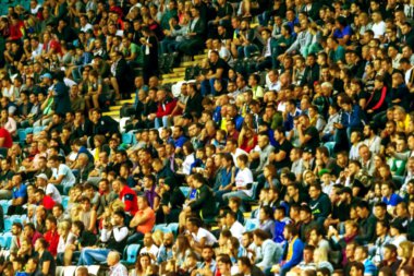 Odessa, Ukrayna - 15 Eylül 2016: Aktif futbol tribün taraftarlara