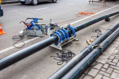 Odessa, Ukrayna-Ekim 18,2015: Modern teknolojileri bina. Yükleme noktası'nın altında otoyol delme tarafından plastik boru. Kablo ve boru çekme yeraltı Stroebe delinmiştir. Modern karmaşık plastik boru döşeme