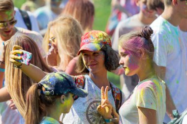 Odessa, Ukrayna - 5 Ağustos 2017: Gençler, bayanlar baylar bayram tatil sırasında renkli toz içine atma iyi eğlenceler. Festivali renkli boya. renkler aşk festival. Renk fest