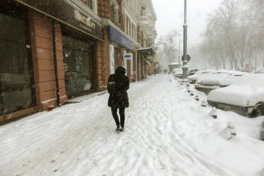 Odessa, Ukrayna-Ocak 16, 2018: Güçlü kar yağışı, Siklon kışın şehir sokaklarda. Arabalar karla kaplıdır. Kaygan yol. Kışın kötü hava: şiddetli kar yağışı ve kar fırtınası. Yayalar kar üzerinde gitmek