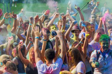 Odessa, Ukrayna - 5 Ağustos 2017: Gençler, bayanlar baylar bayram tatil sırasında renkli toz içine atma iyi eğlenceler. Festivali renkli boya. renkler aşk festival. Renk fest