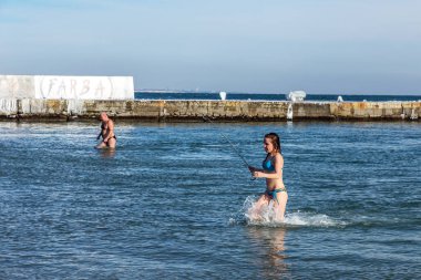 Odessa, Ukrayna - 19 Ocak 2016: Hıristiyan Ortodoks kilisesinin Baptist Karadeniz buzlu sularda Iususa İsa'nın John Ürdün Nehri'nde vaftiz günü banyo. Hıristiyan geleneğinde, yıkanarak