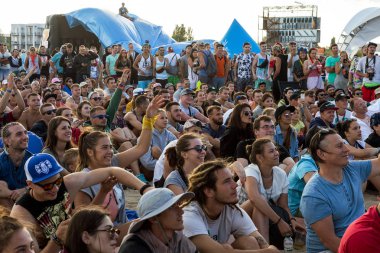 Odessa, Ukrayna -25 Ağustos 2017: büyük kalabalık, müzik sırasında rock konserinde hayranlarını gün boyunca. Seyirci kum Beach müzik ve spor festivali Z-Oyunlar sırasında