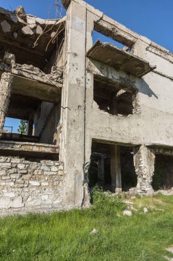 Terk edilmiş bombalama ve yıkılan bina bombardımanı patlama nedeniyle yok. Kabukları, madde işaretleri ve parçalanmak bir savaş kasıp kavuran Bina duvarlarında delikler. Eski yıkık ev