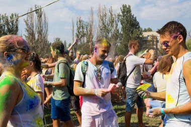 Odessa, Ukrayna - 5 Ağustos 2017: Gençler, bayanlar baylar bayram tatil sırasında renkli toz içine atma iyi eğlenceler. Festivali renkli boya. renkler aşk festival. Renk fest