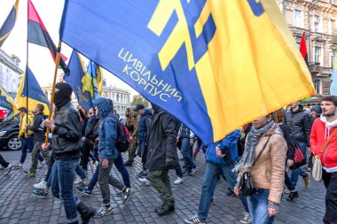 Odessa, Ukrayna - 14 Ekim 2015: Fener alayı radikal aşırı sol partilerin, ayaklanmalar tarafından eşlik ediyor. Protestocular, göstericiler bir Nazi bayrağı taşıdı, havai fişek ve sis bombası yazmak