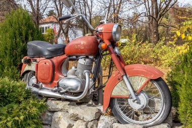 Varna, Bulgaristan 19 Kasım 2015: Benzersiz Retro Motosiklet Fuarı Bulgar koleksiyoncular. Eski bisikleti geçen yüzyılın ortasında çok popüler oldu. Dini efsanevi hikayeler