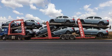 Odessa, Ukrayna 1 Eylül 2017: Araba taşıyıcıları arabaya taşımak. Özel kamyonlar arabayla taşımacılığı. Çok katmanlı ulaşım araçları için özel römork. Arabalar römork taşıma