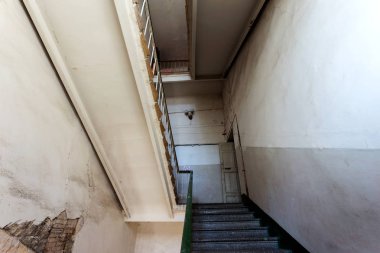 Eski bir taş beton merdiven girişinde binanın içinde. Zavallı çeyrek, yoksullar için harap bir evin iç. Terk edilmiş evler. Kamu binası iç Letnitsa. Merdivenlerden arka kapısı