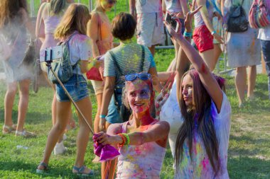 Odessa, Ukrayna - 5 Ağustos 2017: Gençler, bayanlar baylar bayram tatil sırasında renkli toz içine atma iyi eğlenceler. Festivali renkli boya. renkler aşk festival. Renk fest