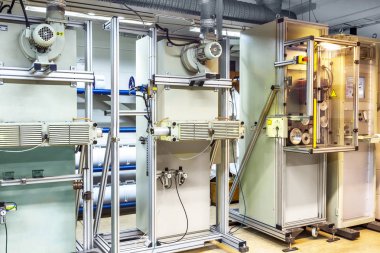 Güç elektrik kabloları ve optik lifler üreten bir modern bitki içinde parçası. İç modern üretim hattı. 