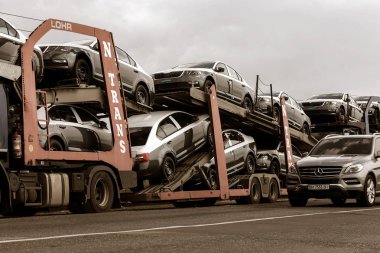 Odessa, Ukrayna 1 Eylül 2017: Araba taşıyıcıları arabaya taşımak. Özel kamyonlar arabayla taşımacılığı. Çok katmanlı ulaşım araçları için özel römork. Arabalar römork taşıma