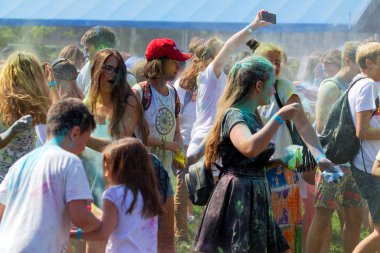Odessa, Ukrayna - 5 Ağustos 2017: Gençler, bayanlar baylar bayram tatil sırasında renkli toz içine atma iyi eğlenceler. Festivali renkli boya. renkler aşk festival. Renk fest